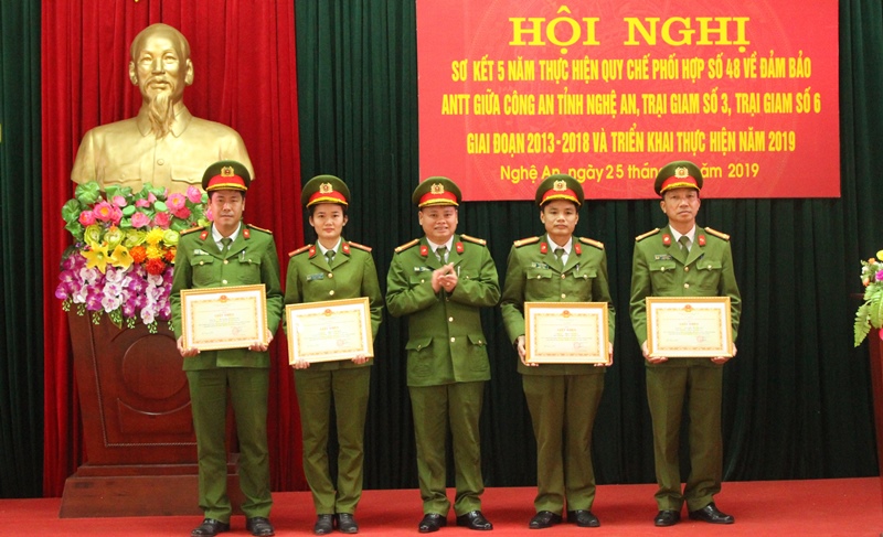 Dịp này, 5 tập thể và 4 cá nhân xuất sắc cũng đã được Cục C1- - Bộ Công an tặng Giấy khen.