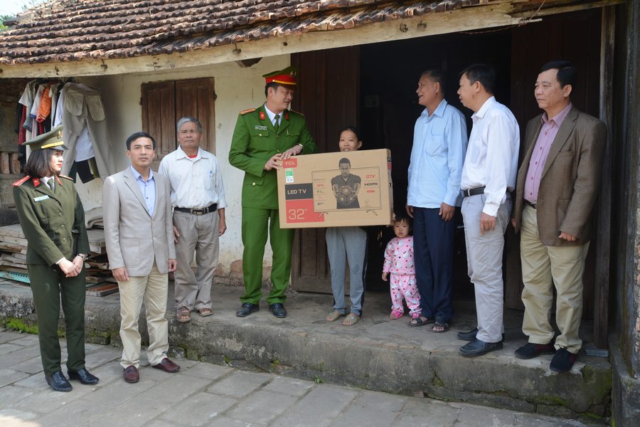 Thăm, tặng quà các hộ nghèo, gia đình chính sách tại xã Nghĩa Hồng