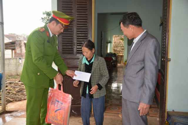 Thăm, tặng quà các hộ nghèo, gia đình chính sách tại xã Nghĩa Hồng