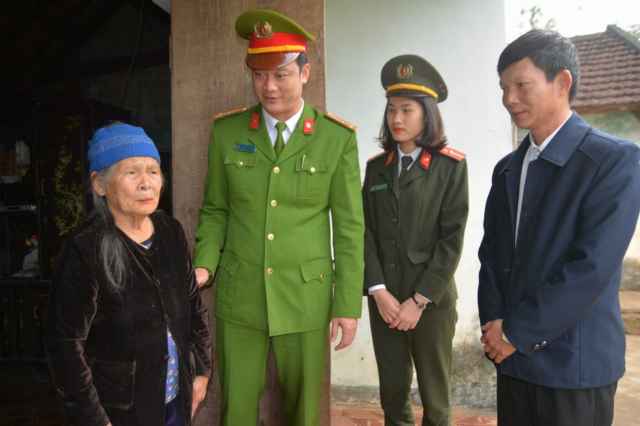 Thăm, tặng quà các hộ nghèo, gia đình chính sách tại xã Nghĩa Hồng