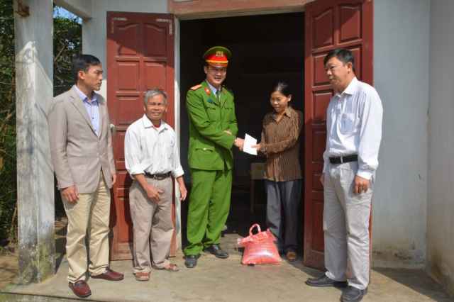 Thăm, tặng quà các hộ nghèo, gia đình chính sách tại xã Nghĩa Hồng