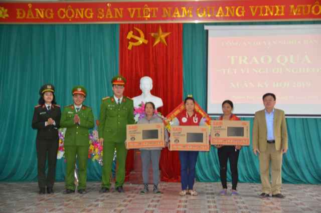 Tặng ti vi và quà Tết cho các hộ nghèo tại xã Nghĩa Yên