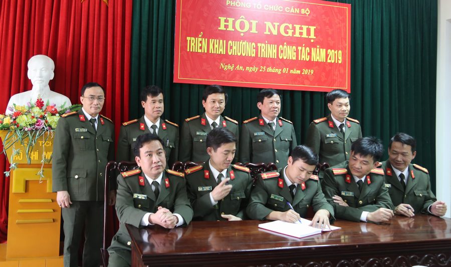 Các đội công tác ký giao ước thi đua năm 2019