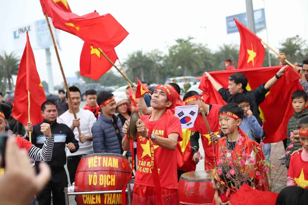 Người hâm mộ mang Tết ra tận sân bay đón ĐT Việt Nam