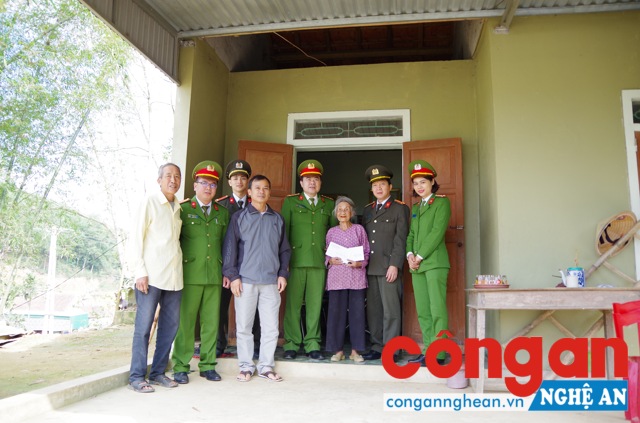 Trao quà Tết cho 2 mẹ Việt Nam anh hùng