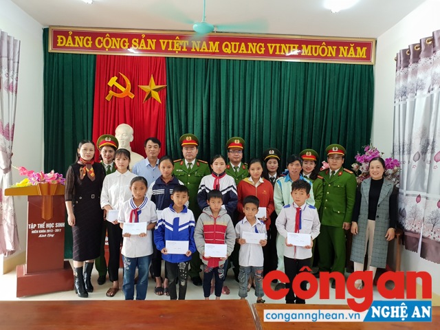 ...và cho các em học sinh có hoàn cảnh đặc biệt khó khăn, vươn lên học giỏi để các em được đón Tết ấm áp, hạnh phúc
