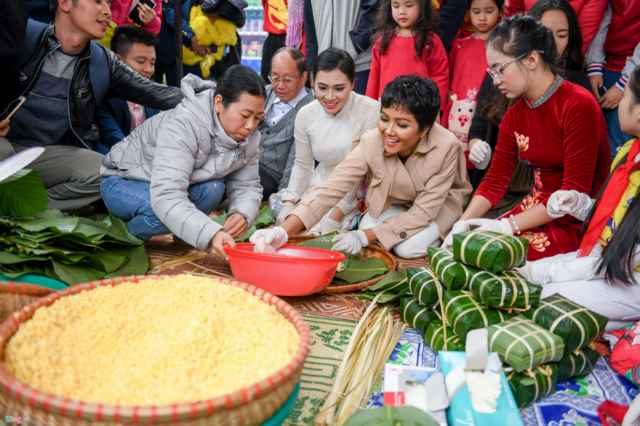 Hoa hậu H'Hen Niê gói bánh chưng tặng trẻ em vùng cao