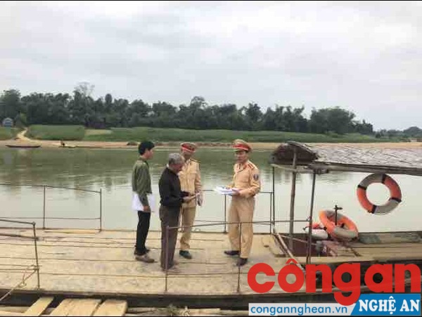 Lực lượng chức năng tiến hành kiểm tra, xử phạt các trường hợp vi phạm