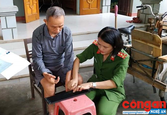 Đến tận nơi ở làm thủ tục cấp chứng minh nhân dân cho người dân