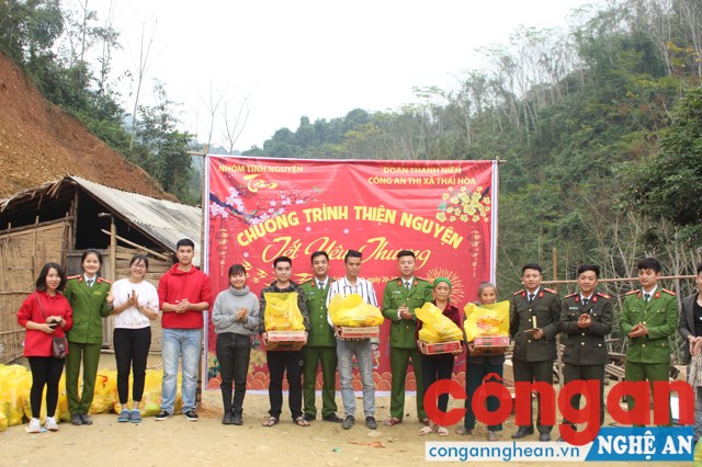 Công an thị xã Thái Hòa với hoạt động 'Tết yêu thương'