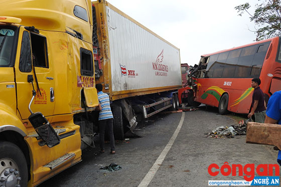 Xe container lấn làn đối đầu xe khách, nhiều người bị thương