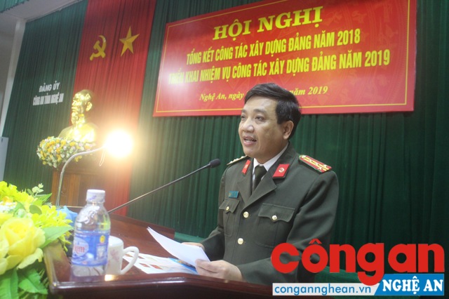 Đồng chí Đại tá Hồ Văn Tứ - Phó bí thư Đảng ủy, Phó giám đốc Công an tỉnh báo cáo tóm tắt kết quả công tác xây dựng Đảng năm 2018, triển khai nhiệm vụ công tác năm 2019