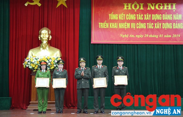Các tập thể, cá nhân được nhận Giấy khen của Đảng ủy Công an tỉnh về hoàn thành xuất sắc nhiệm vụ năm 2018