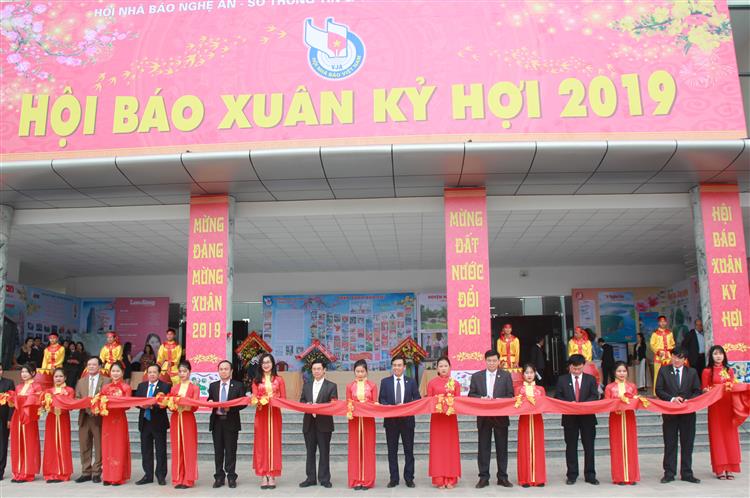 Cắt băng khai mạc Hội báo Xuân Kỷ Hợi 2019