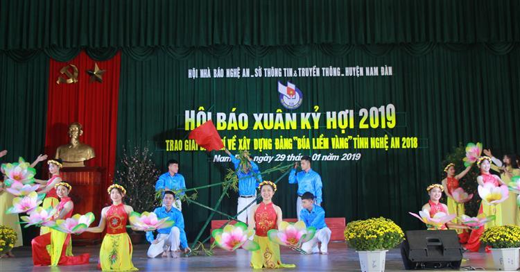 Văn nghệ chào mừng