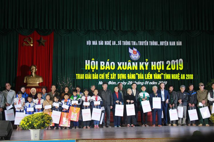 Trao quà cho các hoàn cảnh khó khăn tại buổi lễ