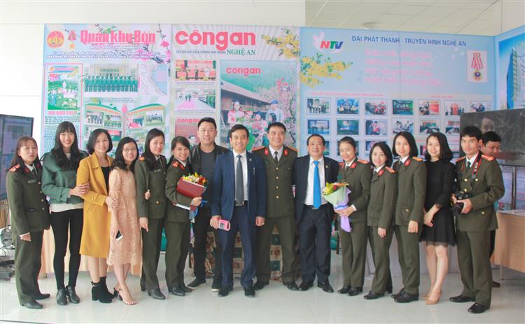 Các đại biểu tham quan và chụp ảnh lưu niệm tại gian trưng bày Báo Công an Nghệ An