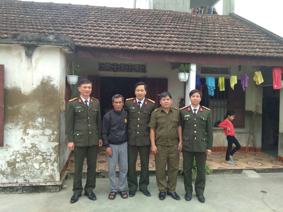 Phòng Phong trào Toàn dân bảo vệ ANTQ đến thăm, tặng quà gia đình có hoàn cảnh khó khăn trên địa bàn.
