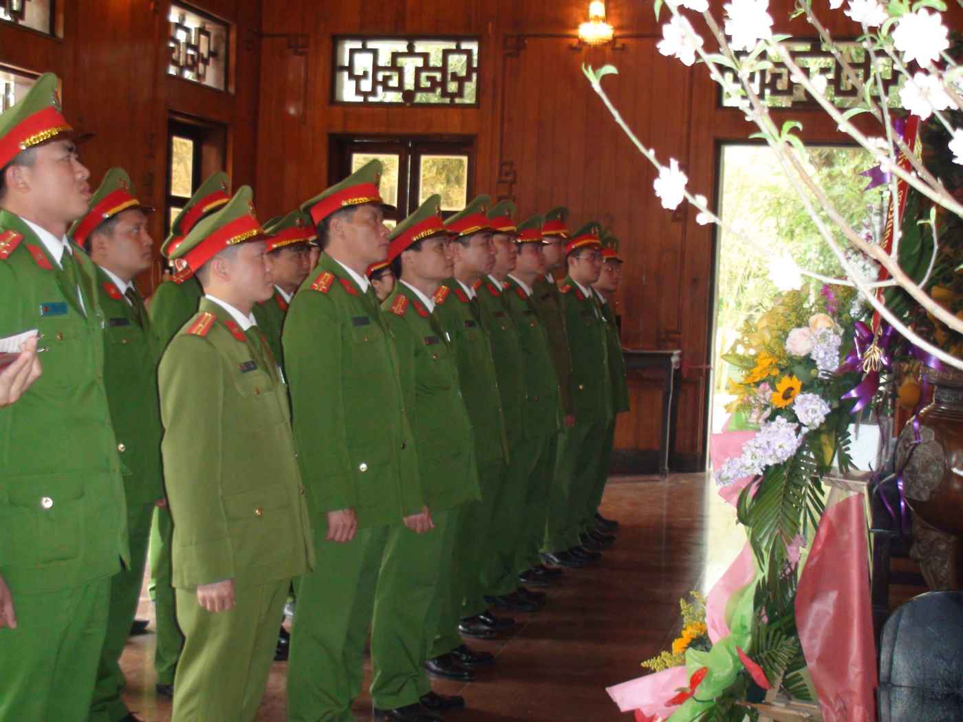Dâng hương tưởng niệm Chủ tịch Hồ Chí Minh tại Khu di tích Kim Liên