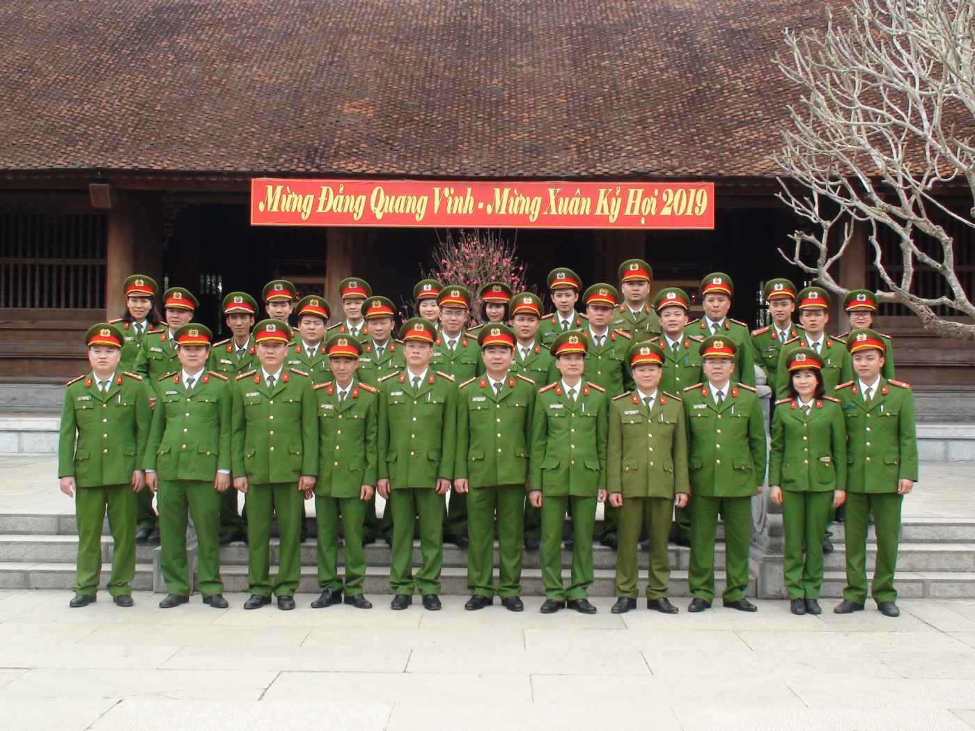 Lãnh đạo, CBCS chụp ảnh lưu niệm