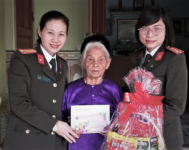 Thăm, chúc Tết mẹ Việt Nam Anh hùng