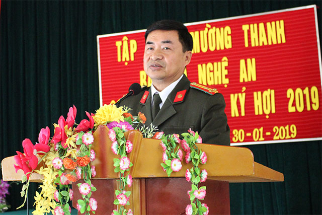 Đồng chí Thượng tá Lý Vĩnh Sinh, Phó Trưởng phòng, Phó Tổng biên tập Báo Công an Nghệ An phát biểu tại buổi lễ trao quà