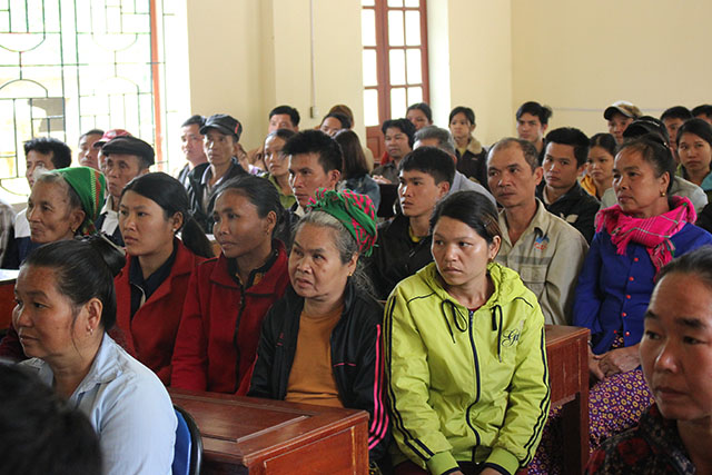 Các bà con xã Yên Tĩnh, huyện Tương Dương tại buổi lễ trao quà