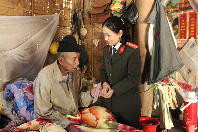 Dịp này, CBCS Báo Công an Nghệ An đã đến thăm hỏi và trao quà cho các hộ gia đình có hoàn cảnh đặc biệt khó khăn trên địa bàn xã 
