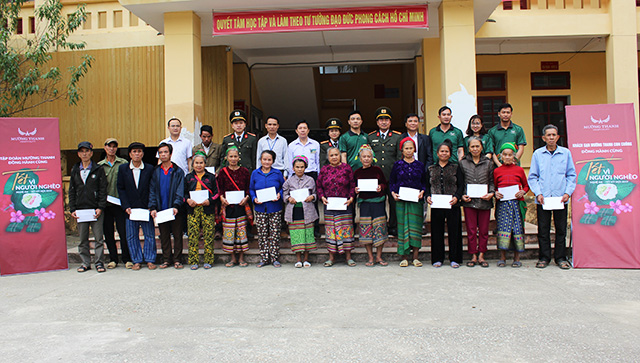 Báo Công an Nghệ An và Khách sạn Mường Thanh Con Cuông cùng bà con nhân dân xã Yên Tĩnh, huyện Tương Dương