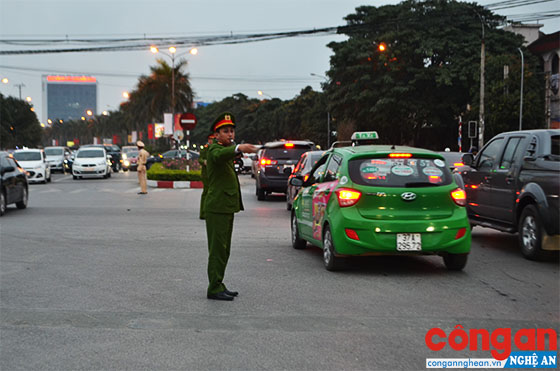 Công an phường được huy động tăng cường đảm bảo ATGT tại các nơi giao nhau trên địa bàn thành phố Vinh