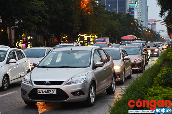 Lưu lượng phương tiện tăng cao đột biến so với ngày thường trên địa bàn TP Vinh