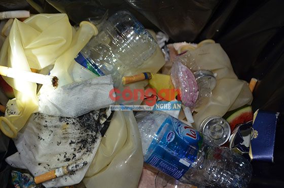 Bóng cười được tìm thấy trong thúng rác tại quán Bar