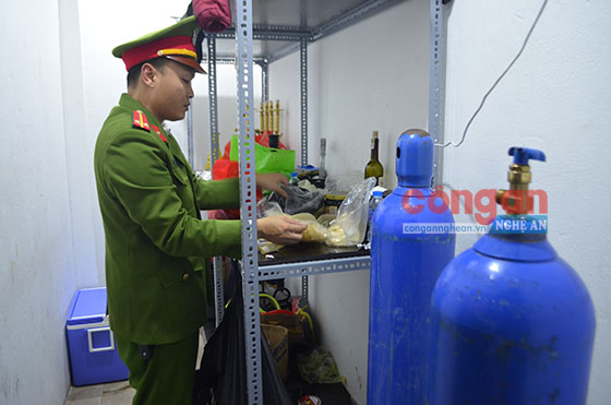 02 bình khí để bơm bóng cười tại quán Bar