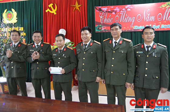 Tặng quà đồng chí Cự Bá Chò, cán bộ Phòng An ninh đối nội, gia đình có hoàn cảnh đặc biệt khó khăn