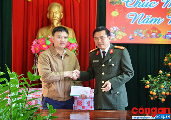 Động viên, tặng quà đồng chí Hoàng Minh Tú, cán bộ Văn phòng Cơ quan CSĐT, bản thân bị bệnh hiểm nghèo, điều trị lâu dài tại bệnh viện.