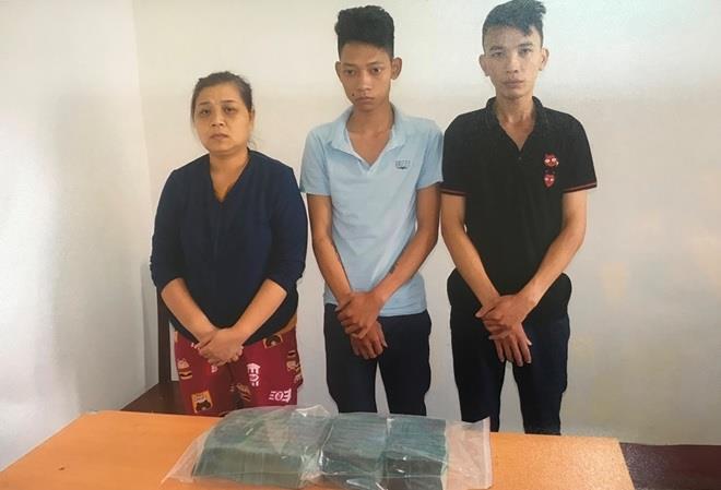 Đối tượng Tôn Nữ Thị Huyền và hai đối tượng môi giới trong đường dây.
