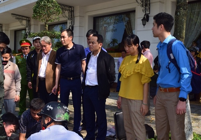 Đại tá Nguyễn Quốc Đoàn, Giám đốc Công an tỉnh Thừa Thiên- Huế (thứ 3 từ phải sang) trực tiếp chỉ đạo các lực lượng nghiệp vụ phá án.