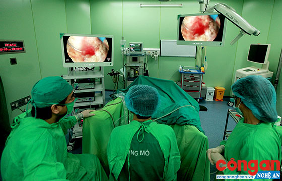 Phẫu thuật nội soi cắt u phì đại tuyến tiền liệt bằng dao mổ lưỡng cực, sử dụng hoàn toàn dung dịch nước muối sinh lý