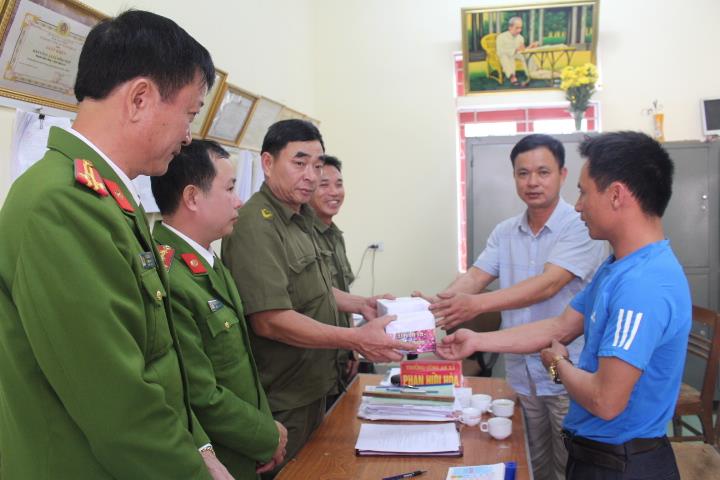 Quỳ Hợp: Người dân giao nộp 2,8 kg pháo nổ