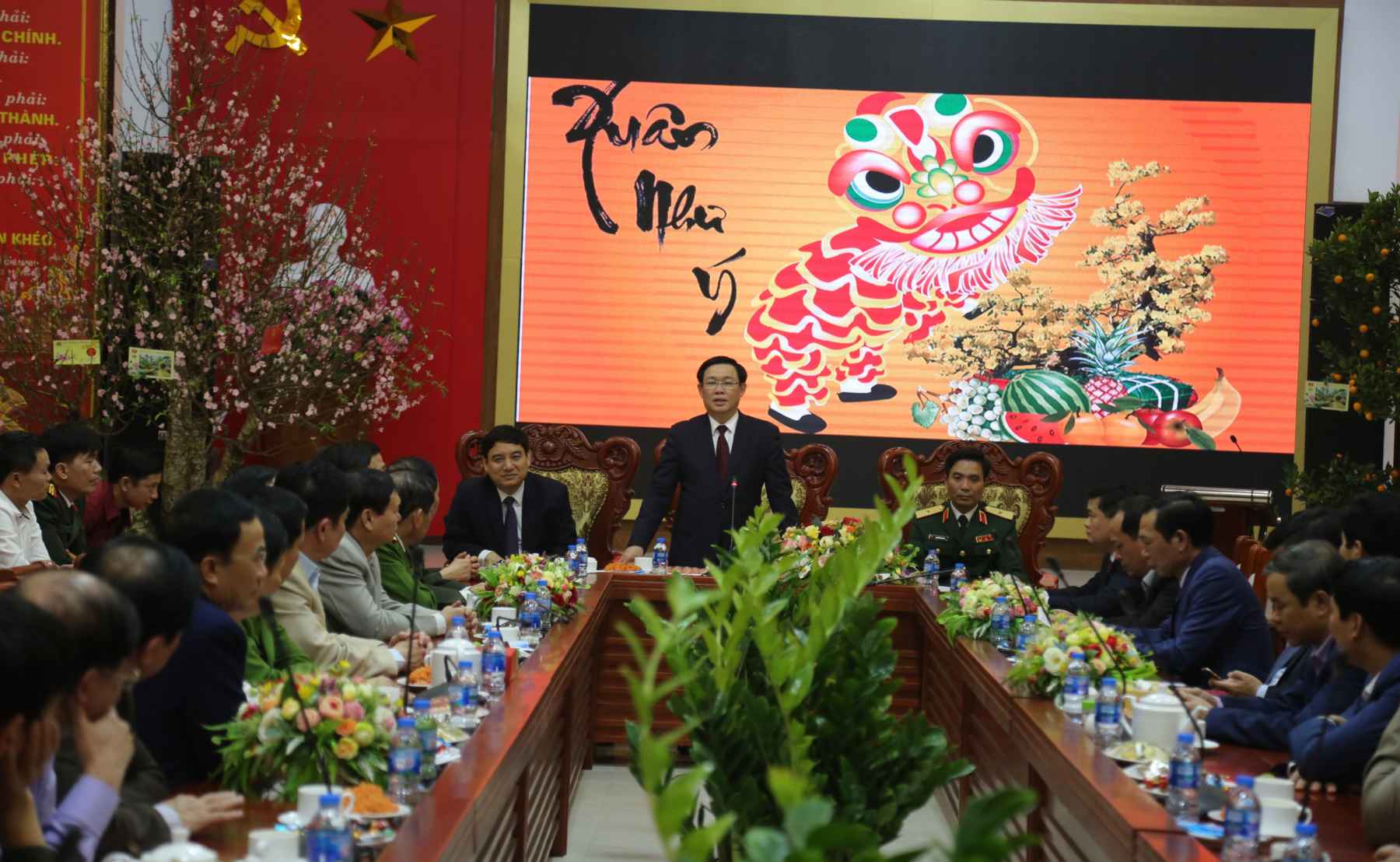 Đồng chí Phó Thủ tướng chúc Tết lãnh đạo, CBCS Công an Nghệ An 