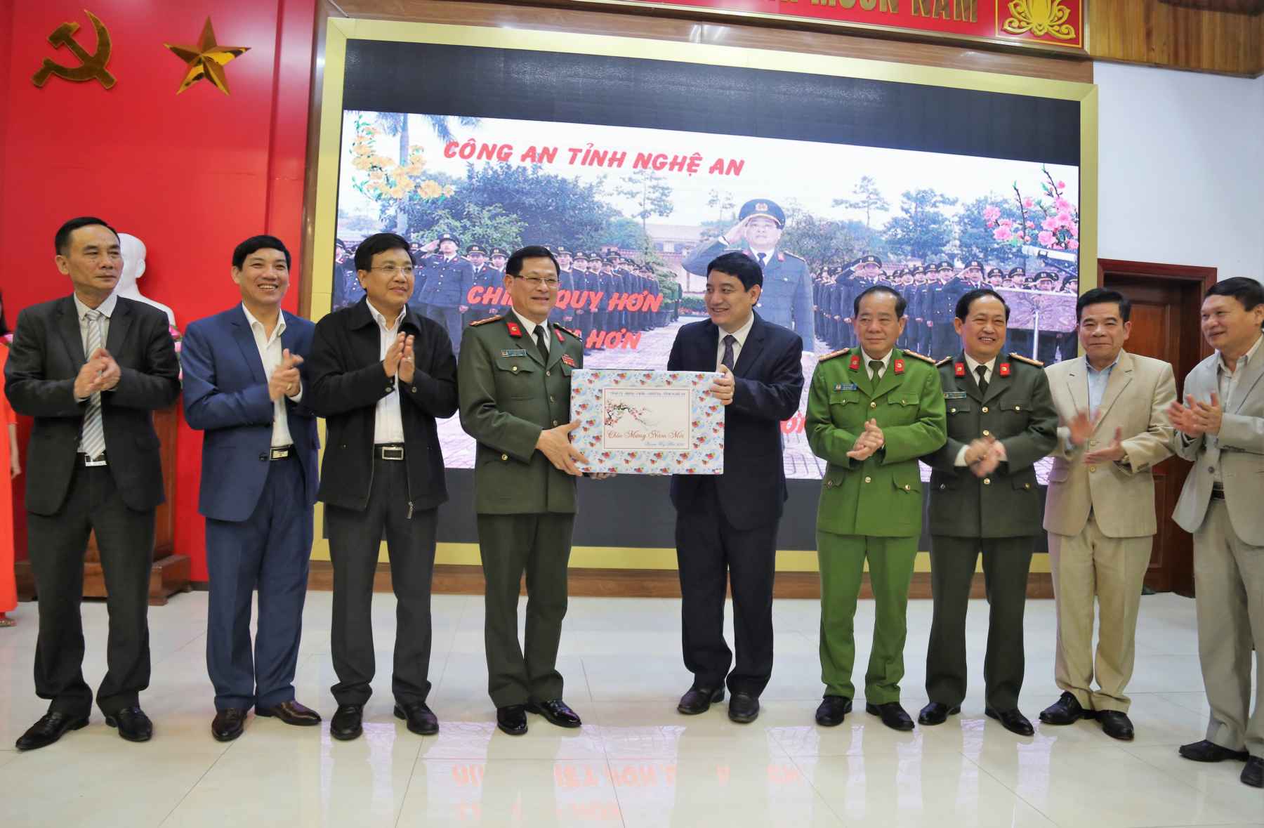 Đồng chí Nguyễn Đắc Vinh - Bí thư Tỉnh uỷ Nghệ An tặng quà động viên CBCS Công an Nghệ An  trực tết