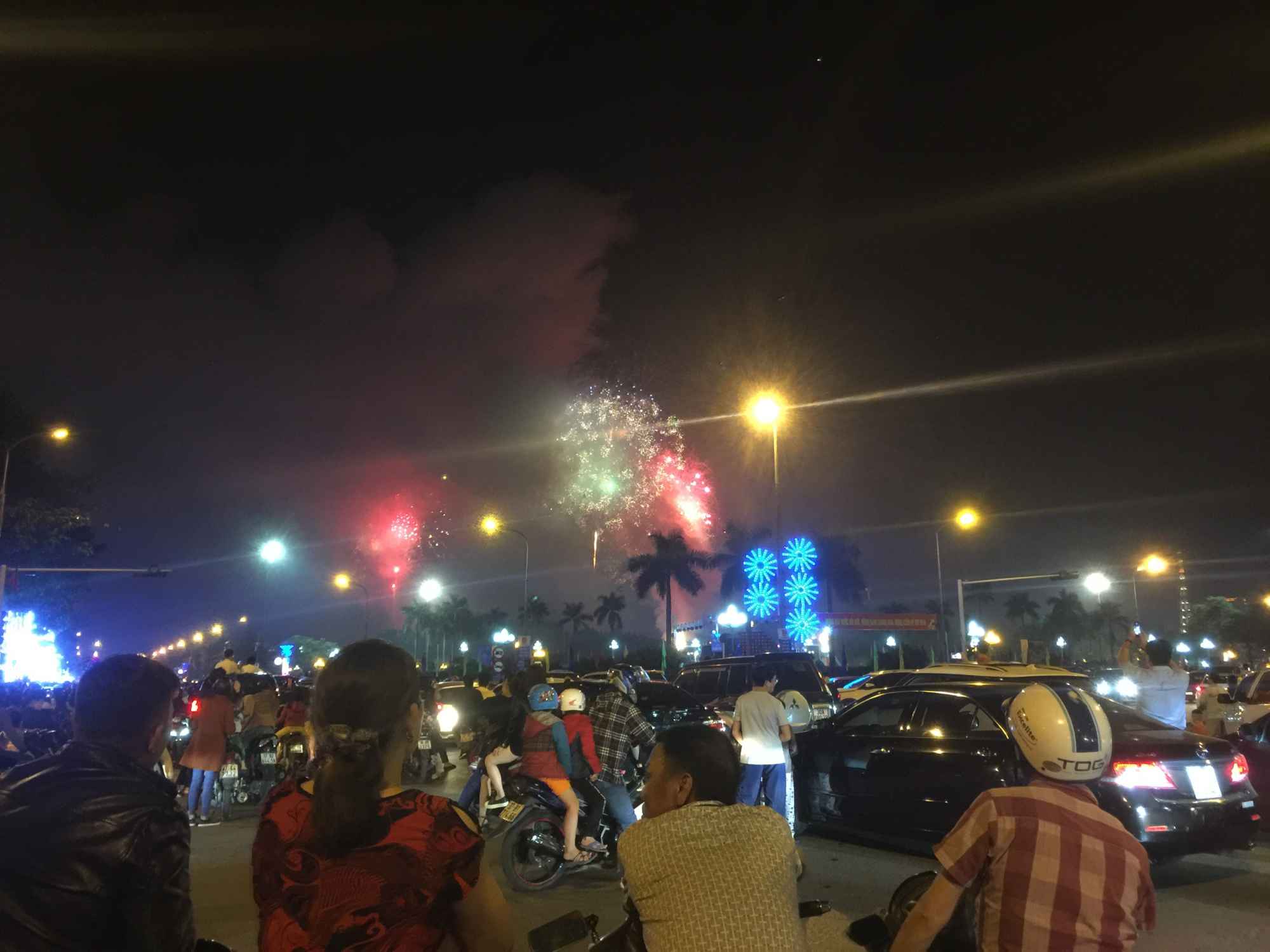 Ngắm pháo hoa chào năm mới tại TP Vinh