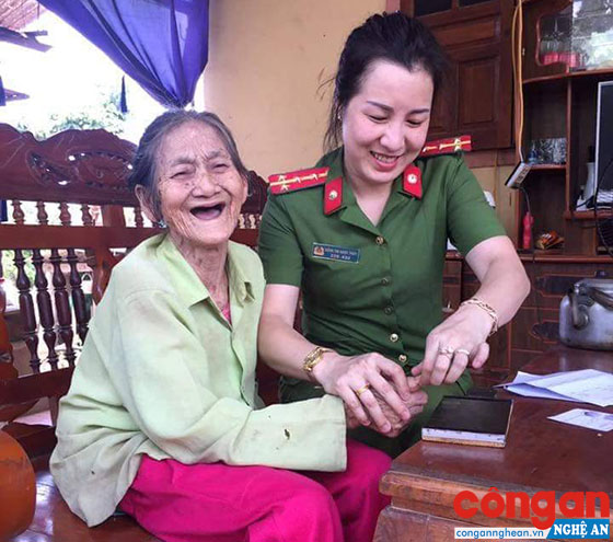 Cán bộ Phòng Cảnh sát QLHC về TTXH đến tận nhà làm thủ tục cấp chứng minh nhân dân cho những trường hợp có hoàn cảnh đặc biệt