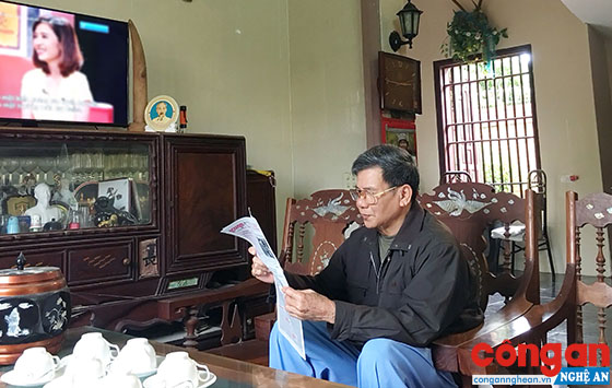 Đọc Báo Công an Nghệ An là thói quen hàng ngày của Đại tá Trần Phồn