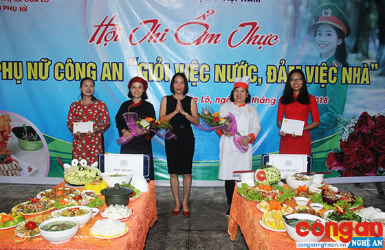 Phụ nữ trên địa bàn tỉnh nói chung, phụ nữ Công an Nghệ An  nói riêng ngày càng khẳng định vị thế bản thân trên lĩnh vực chính trị (Trong ảnh: Thượng tá Phan Thị Thu Thủy, Phó Trưởng Công an TX Cửa Lò (giữa) trao thưởng cho các đội tham gia  Hội thi ẩm thực phụ nữ Công an “giỏi việc nước, đảm việc nhà”  do đơn vị tổ chức)