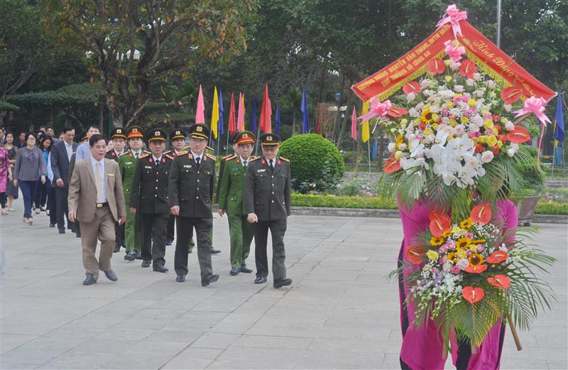 Thứ trưởng Nguyễn Văn Thành dâng hoa, dâng hương tại Khu di tích Kim Liên