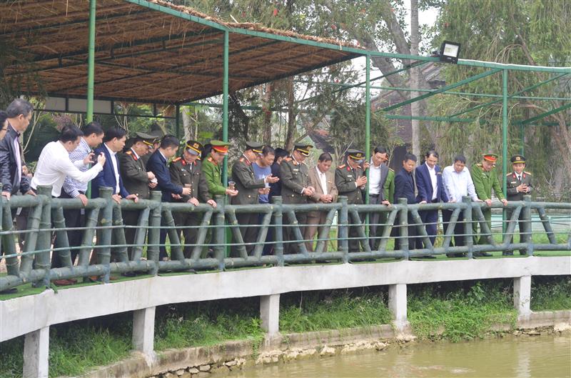 Đoàn đến thăm ao cá Bác Hồ tại Khu Di tích Quốc gia đặc biệt Kim Liên