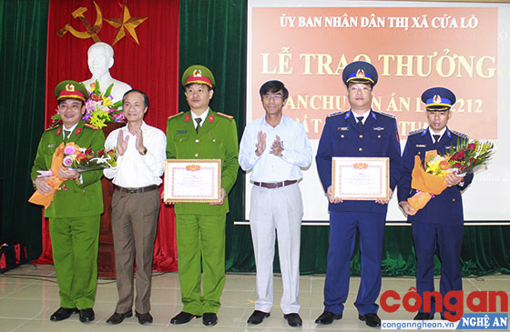 UBND TX Cửa Lò trao thưởng cho Đoàn Đặc nhiệm phòng chống ma túy số 2 Cảnh sát biển Việt Nam và Công an thị xã vì có thành tích xuất sắc trong đấu tranh phòng, chống ma túy
