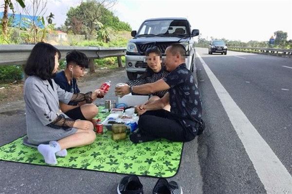 Mở tiệc trên... cao tốc - Ảnh: Cắt từ clip.