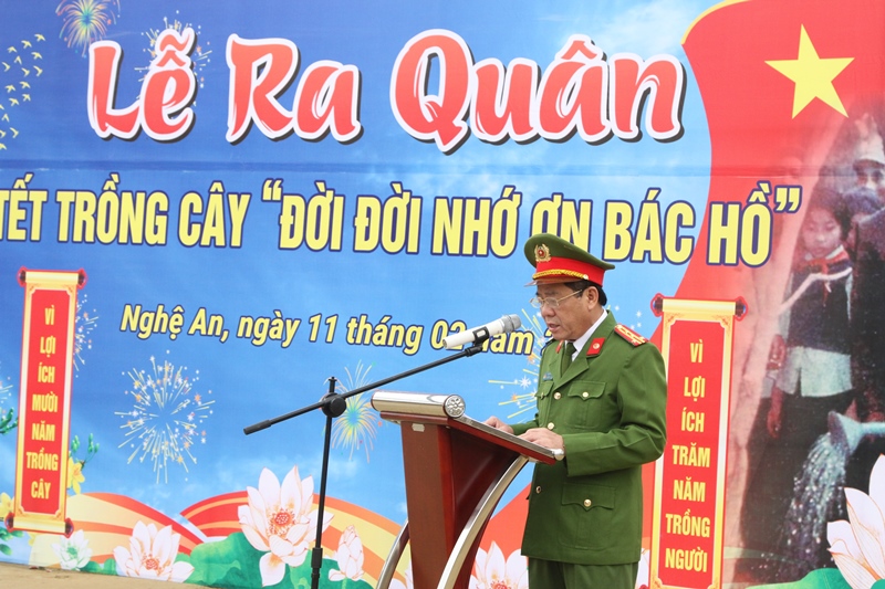 Đồng chí Đại tá, Anh hung LLVTND Hồ Sỹ Tuấn – Phó Giám đốc Công an tỉnh phát động lễ ra quân trồng cay